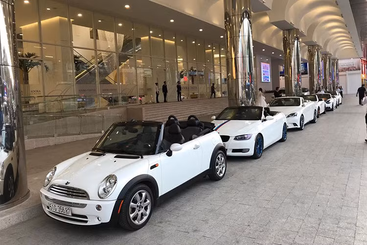 Có thể thấy, mức độ quy mô đám cưới của Đức Tào Phớ tại Sài thành không thua kém gì các đại gia trước đó đã tổ chức. Trong đám cưới này, có 2 chiếc siêu xe Lamborghini Aventador góp mặt. 1 trong số đó thuộc phiên bản tiêu chuẩn Aventador LP700-4 và chiếc còn lại là bản nâng cấp Aventador S LP740-4, cùng với đó là đủ các mẫu xe sang...