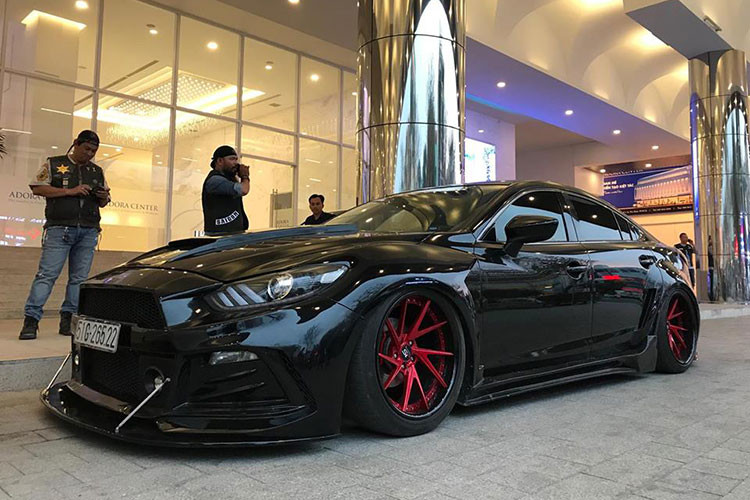 Ford Mustang mui trần thế hệ thứ 6, Mazda, Lexus IS250C, Mercedes-Benz hay Infiniti G37... cũng có mặt tại đám cưới độc đáo này. Chưa hết, trước sảnh nhà hàng tiệc cưới nơi diễn ra ngày vui trọng đại của Đức "Tào Phớ" còn xuất hiện dàn xe mui trần "tông xuyệt tông" màu trắng.