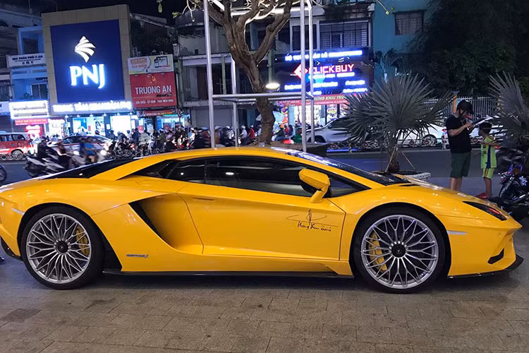Ngoài siêu xe Lamborghini Aventador S LP740-4 "hàng độc" có trị giá khoảng 48 tỷ đồng, doanh nhân quận 12 này còn sở hữu chiếc xe siêu sang Bentley Mulsanne EWB 2018 chính hãng đầu tiên về Việt Nam có giá bán hơn 50 tỷ đồng và 1 chiếc SUV hạng sang Range Rover.