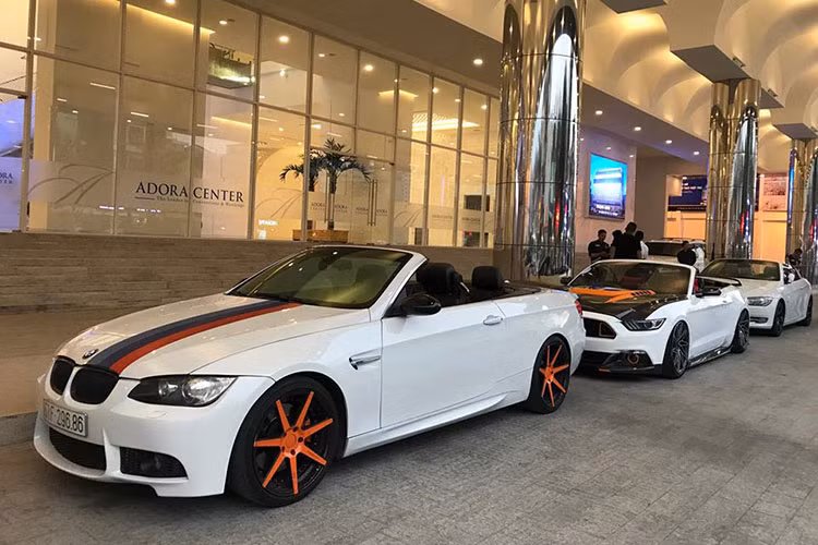 Trước đó vài ngày, dàn siêu xe và môtô rước dâu của biker Đức Tào Phớ tại Hà Nội khiến cộng đồng mạng dậy sóng với hàng chục mẫu môtô phân khối lớn như Harley-Davidson, BMW,… và cả những mẫu xe ôtô hiệu suất cao như 2 chiếc Chevrolet Camaro và một chiếc siêu xe Lamborghini Aventador Roadster bọc chrome sáng bóng.