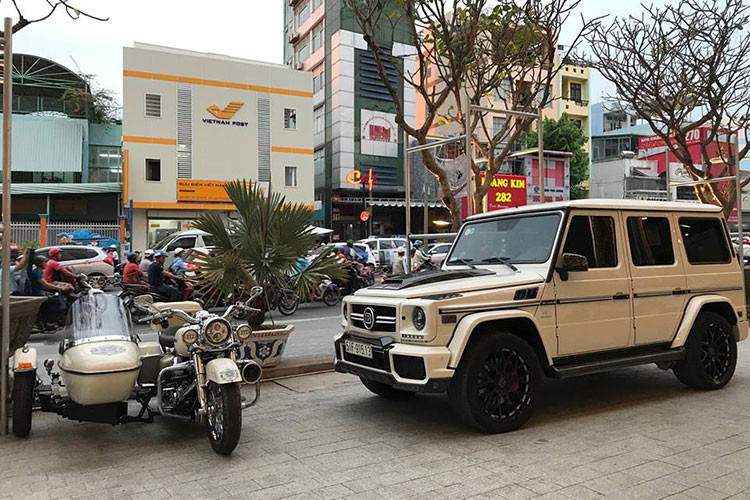 Siêu SUV địa hình hay còn được gọi với cái tên "ông vua địa hình" Mercedes-Benz G63 AMG độ Brabus trị giá tiền tỷ sánh đôi cùng chiếc Harley-Davidson phiên bản Police được gắn thêm thùng Sidecar độc đáo.