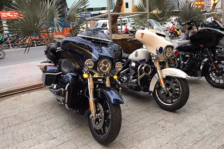 Đức Tào Phớ (tên thật Trần Quang Đức), một biker trẻ tuổi nhưng được đa số giới mộ xe Việt Nam biết tới với kho môtô phân khối lớn hàng khủng cùng chiêu trò độc đáo, không đụng hàng, thu hút dư luận. Anh cũng là người áng lập ra nhóm chơi xe VietGangz Brother Hood - nơi tập kết của những người đam mê môtô độ bánh béo lớn nhất tại Việt Nam.