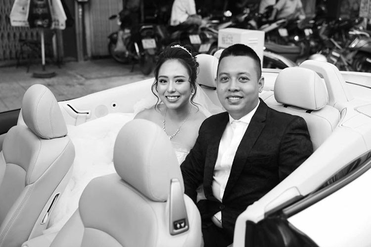 Tối ngày 1/11 vừa qua, tiệc cưới tại TP HCM của biker này cũng đã khiến cộng đồng mạng thêm sửng sốt. Đáng chú ý là những khách mời thân thiết của chú rể đã đưa nguyên dàn siêu xe mui trần, xế thể thao, "siêu bò" và cả những chiếc siêu môtô bạc tỉ đến mừng ngày vui cùng anh. 