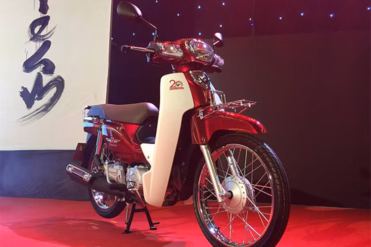  Phần đầu của mẫu xe mới này được cải tiến với thiết kế mới nhưng vẫn giữ được nét truyền thống của phiên bản Dream "huyền thoại" trước đây. Đầu xe với đèn pha, mặt nạ cùng giá để đồ hoặc "treo giỏ", thân xe với thiết kế bo tròn hoàn toàn khác so với những phiên bản đầu tiên.