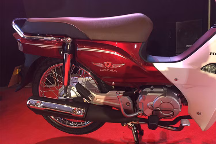 Phía đuôi xe trông ưa nhìn hơn nhờ cụm đèn hậu được tinh chỉnh lại so với những mẫu xe Dream thế hệ đầu tiên, sắc sảo và chiếu sáng tốt hơn. Giảm xóc sau nằm gọn ở mặt lõm bên trong ốp sườn, được trang bị hệ thống điều chỉnh chế độ tải, dễ dàng sử dụng.