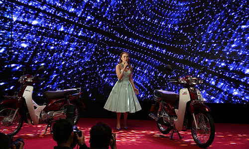 Cũng tại buổi lễ kỷ niệm 20 năm Honda Việt Nam, "hoạ my tóc nâu" Mỹ Tâm thể hiện ca khúc "Tôi yêu Việt Nam" và sánh đôi cùng "bạn diễn" - đó chính là phiên bản Honda Super Dream 110 đặc biệt khiến cho nhiều người có mặt tại đây vô cùng phấn khích.