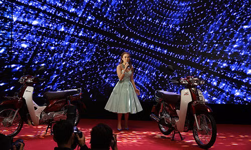 Cũng tại buổi lễ kỷ niệm 20 năm Honda Việt Nam, "hoạ my tóc nâu" Mỹ Tâm thể hiện ca khúc "Tôi yêu Việt Nam" và sánh đôi cùng "bạn diễn" - đó chính là phiên bản Honda Super Dream 110 đặc biệt khiến cho nhiều người có mặt tại đây vô cùng phấn khích.