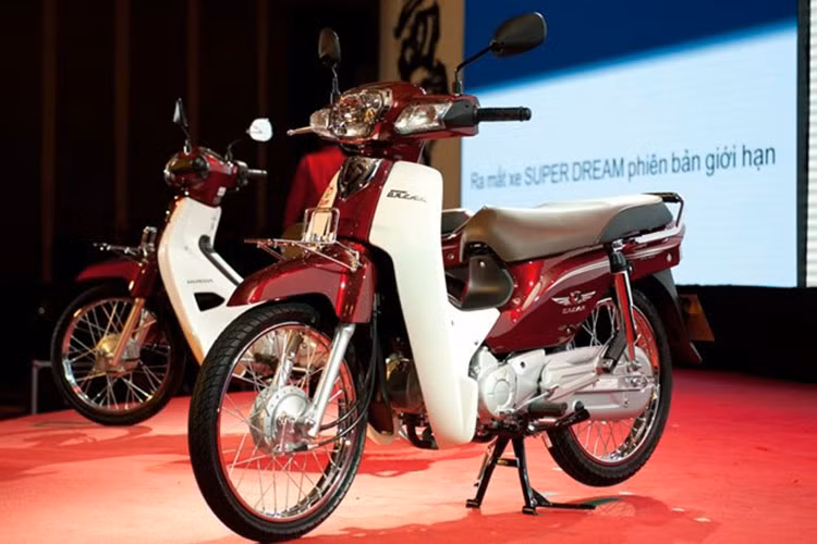 Xuất hiện tại buổi lễ kỷ niệm của Honda Việt Nam, mẫu Super Dream 110 bản đặc biệt nổi bật hơn nhờ màu đỏ mận kết hợp với yếm xe màu sơn trắng. Ngay phía trước cánh yếm là logo kỷ niệm 20 năm in màu đỏ đối xứng với logo Dream bên phải.