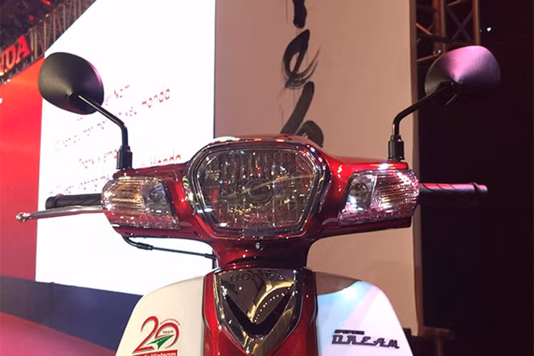 Đèn pha của xe được cải tiến nhờ sử dụng thấu kính phản xạ đa diện mang đến khả năng chiếu sáng tập trung hơn. Hai bên là đèn xi nhan báo rẽ kiểu truyền thống, nó có thiết kế lớn và khá gọn gàng so với bản tiêu chuẩn. 