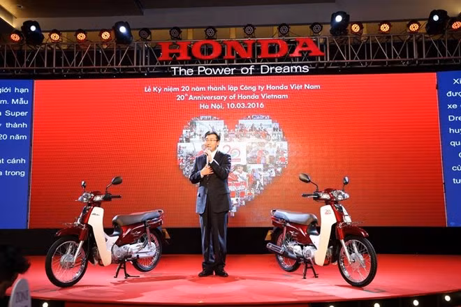 Một phiên bản đặc biệt của chiếc xe số phổ thông nổi tiếng hàng chục năm qua tại Việt Nam, đó chính là mẫu Super Dream 110 vừa được hãng Honda trưng bày nhân dịp kỷ kiệm tròn 20 năm thương hiệu xe máy này hiện diện tại thị trường Việt.