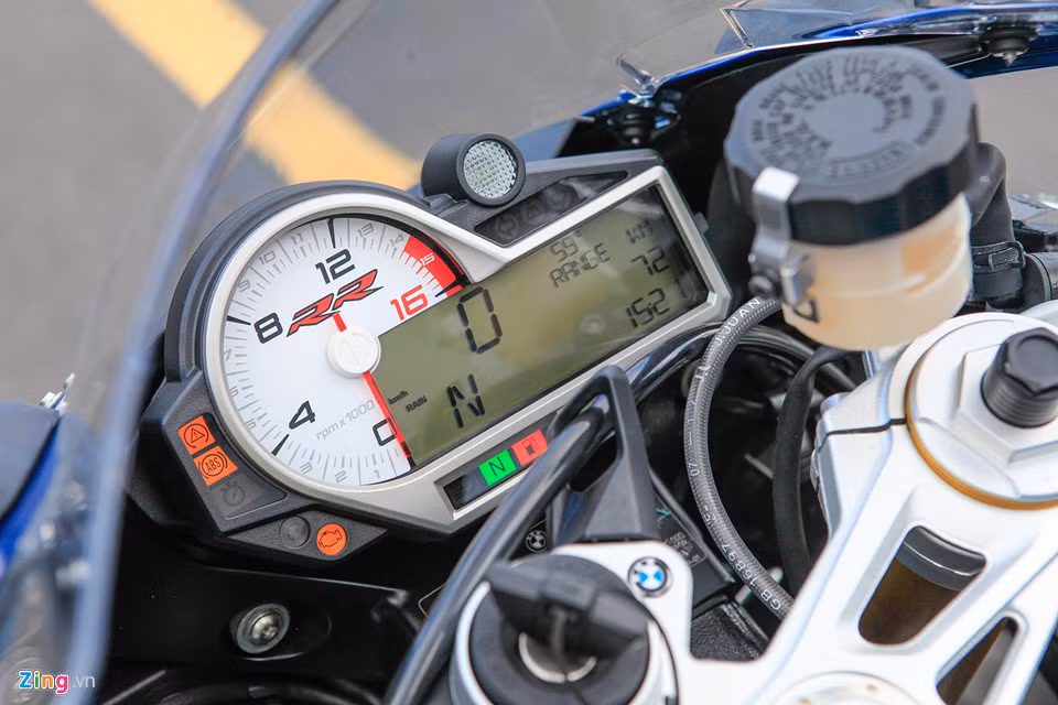 Thương hiệu môtô BMW Motorrad vẫn trang bị cho S1000RR 2018 hệ thống đồng hồ đo gồm: đồng hồ cơ và một màn hình hiển thị sắc nét.