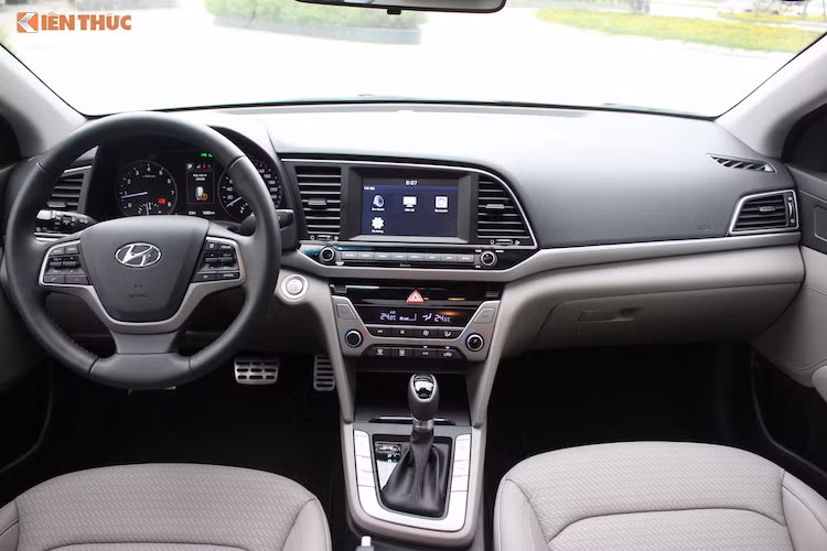 Bảng taplo của Hyundai Elantra thế hệ mới nổi bật với màn hình AVN 7 inch cảm ứng tích hợp camera lùi cùng bản đồ dẫn đường chính hãng dành riêng cho thị trường Việt Nam. Hệ thống giải trí của xe hỗ trợ Mp3/Aux/Usb/Bluetooth/Radio FM với 6 loa chất lượng cao.