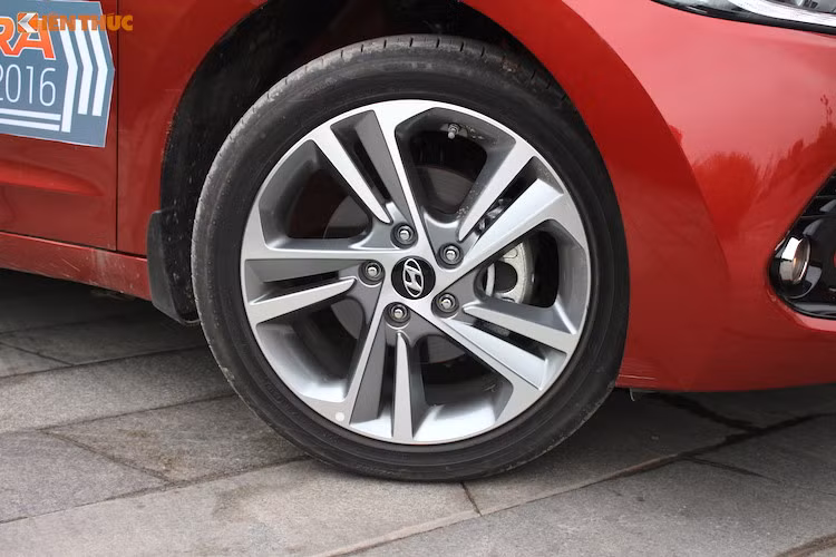 Các chi tiết ngoại thất trên mẫu xe này cũng được Hyundai tối ưu để giảm sức cản của không khí: Hốc hút gió đặt dưới thấp cùng lazang hợp kim 17 inch tạo hình khí động học, phần mui xe được vuốt xuống thấp, nắp capo được tạo đường gân hút gió hình chữ V vát dần về sau.