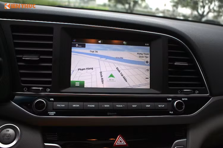 Xe được trang bị khóa thông minh Smartkey cùng nút bấm khởi động Start/Stop engine, ghế lái chỉnh điện 10 hướng, vô lăng điều chỉnh 4 hướng, cốp điều khiển từ xa thông minh, điều khiển hành trình Cruise Control, cảm biến đèn và gạt mưa tự động, kính lái chống sương mù... 