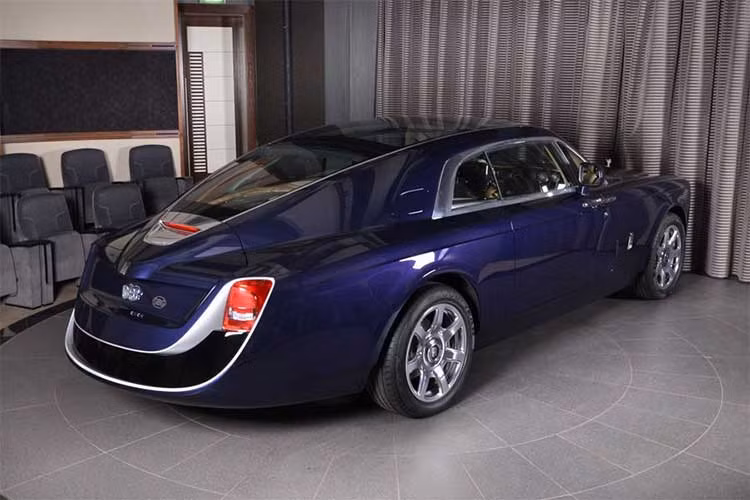 Chủ nhân của chiếc Rolls-Royce Sweptail khủng là ai và gia thế của vị tỷ phú này vẫn là điều bí ẩn. Trong ngày ra mắt Sweptail, Rolls-Royce đã giấu hoàn toàn danh tính của tỷ phú đã đặt hàng siêu phẩm này. Họ chỉ miêu tả về vị đại gia này là "người am hiểu và sưu tập những thứ độc nhất vô nhị như siêu du thuyền hay chuyên cơ".