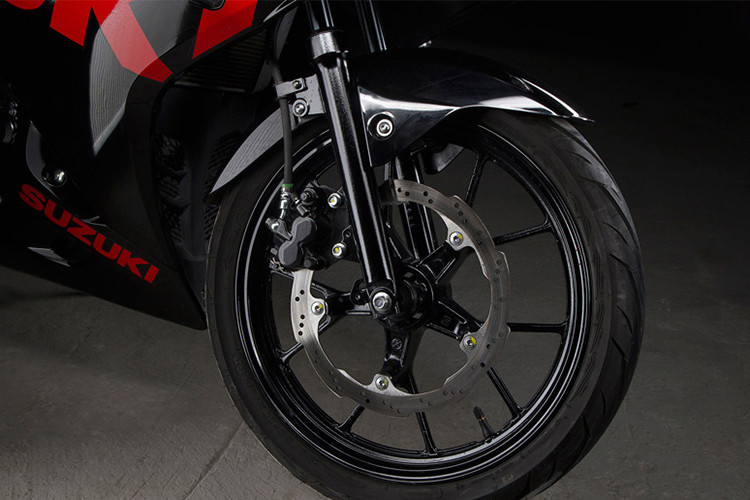 Ở phần đuôi xe, yên sau được thay bằng yên solo đậm chất thể thao, pát biển số nguyên bản được thay bằng pát độ tích hợp đèn xinhan LED hiện đại. Bánh xe trên Suzuki GSX-R150 là loại 17 inch hình cách hoa, lốp 90/80, xe sử dụng phanh đĩa cho cả 2 bánh trước và sau.