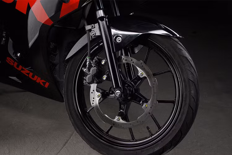 Ở phần đuôi xe, yên sau được thay bằng yên solo đậm chất thể thao, pát biển số nguyên bản được thay bằng pát độ tích hợp đèn xinhan LED hiện đại. Bánh xe trên Suzuki GSX-R150 là loại 17 inch hình cách hoa, lốp 90/80, xe sử dụng phanh đĩa cho cả 2 bánh trước và sau.