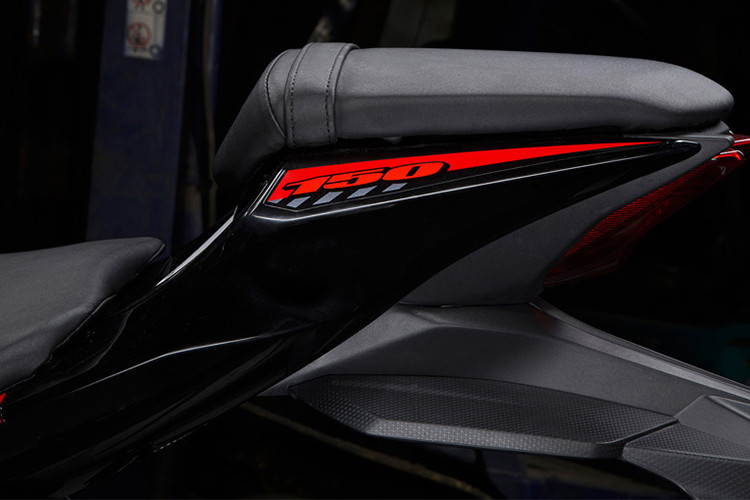 Bình xăng của mẫu xe môtô Suzuki GSX-R150 với dung tích 11 lít. Xe có trọng lượng chỉ ở mức 131 kg. Nhờ đó, nó có tỷ số công suất/trọng lượng tốt nhất phân khúc môtô thể thao 150 phân khúc, hơn cả hai đối thủ đồng hương Yamaha R15 và Honda CBR150R.