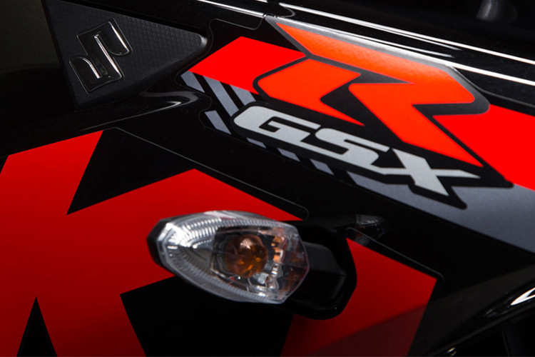 Ngoài ra, Suzuki GSX-R150 Yoshimira 2018 là sản phẩm đặc biệt, được phát triển dưới sự hợp tác giữa Suzuki Việt Nam và Yoshimura Nhật Bản. Nhờ đó, mẫu sportbike 150cc của Suzuki còn được trang bị hệ thống ống xả độ Yoshimura chính hiệu với âm thanh kích thích, giúp người sử dụng phấn khích hơn khi chạy xe trên đường.