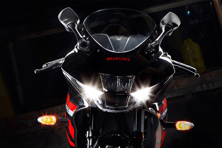 Ngoài khác nhau về dàn áo mới cùng một số chi tiết độ, GSX-R150 2018 không có gì thay đổi. Xe vẫn có kích thước tổng thể 2.020mm, rộng 700mm và cao 1.075mm. Đèn pha của xe sở hữu thiết kế sắc sảo hơn, nằm ở chính giữa đầu đèn, hai bên là đèn định vị LED.