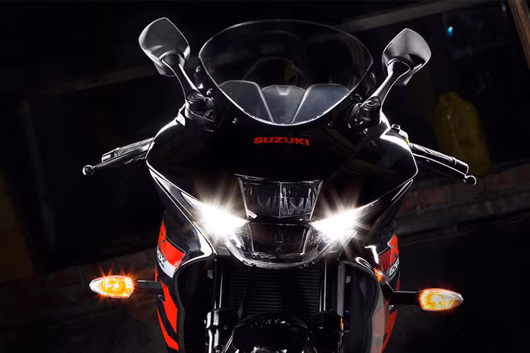 Ngoài khác nhau về dàn áo mới cùng một số chi tiết độ, GSX-R150 2018 không có gì thay đổi. Xe vẫn có kích thước tổng thể 2.020mm, rộng 700mm và cao 1.075mm. Đèn pha của xe sở hữu thiết kế sắc sảo hơn, nằm ở chính giữa đầu đèn, hai bên là đèn định vị LED.