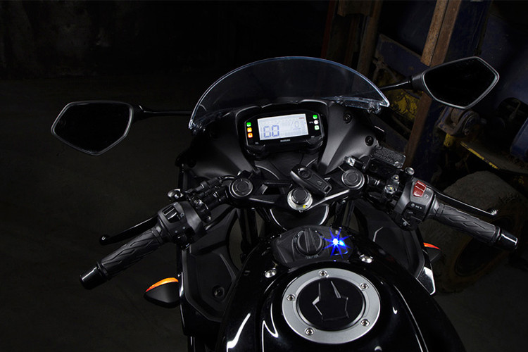 Mặt đồng hồ của xe khá hiện đại với màn hinh LCD hiển thị các thông số như vận tốc, vòng tua, mức nhiên liệu, hành trình và các thông tin khác.