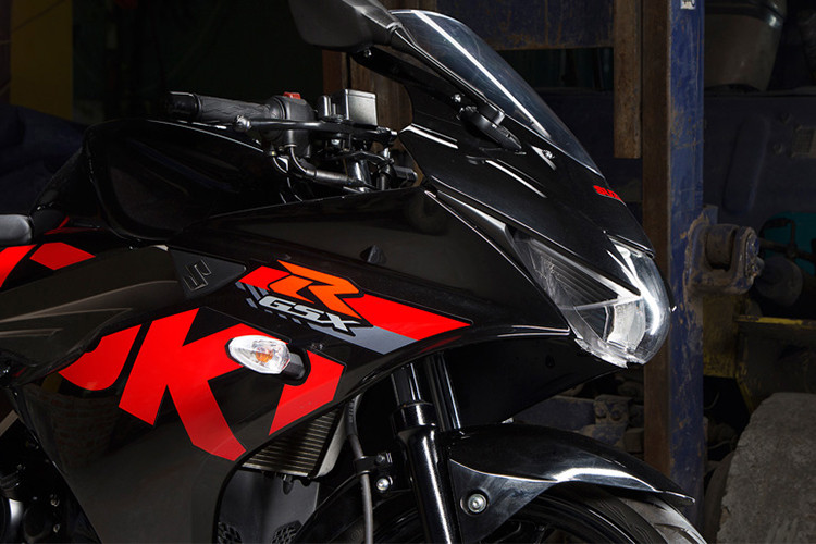 Đặc biệt trên mẫu xe Suzuki GSX-R150 2018 còn được trang bị chìa khóa điện tử thông minh tích hợp khả năng định vị từ xa. Thêm nút đèn vượt (passing) được bố trí sẵn phía trước tay nắm bên trái, đúng phong cách thể thao và khá tiện dụng khi di chuyển, xin đường, vượt...