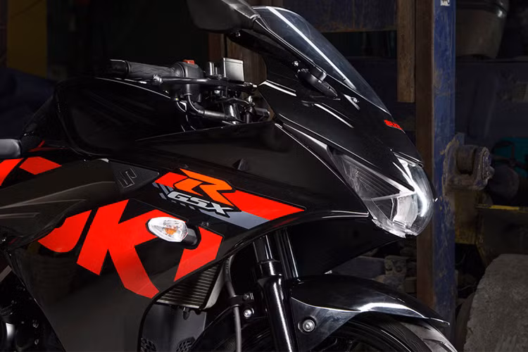 Đặc biệt trên mẫu xe Suzuki GSX-R150 2018 còn được trang bị chìa khóa điện tử thông minh tích hợp khả năng định vị từ xa. Thêm nút đèn vượt (passing) được bố trí sẵn phía trước tay nắm bên trái, đúng phong cách thể thao và khá tiện dụng khi di chuyển, xin đường, vượt...