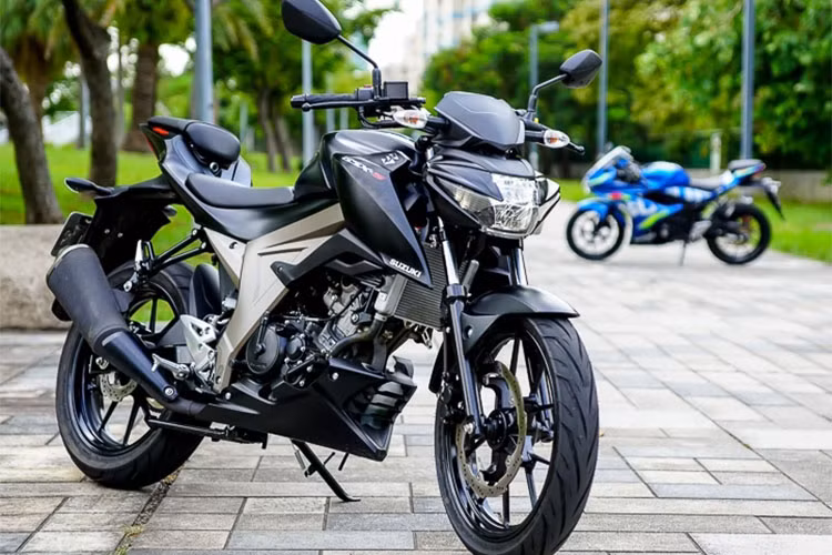 Mẫu xe môtô giá rẻ Suzuki GSX-S150 đang được phân phối chính hãng tại Việt Nam với mức giá 68,9 triệu đồng, xe được trang bị khối động cơ 149cc, sản sinh công suất 18.6 hp, mômen xoắn 14Nm. Khác với mẫu Sport GSX-R150, mẫu naked-bike GSX-S150 tại Việt Nam chưa được trang bị Keyless ignition system.