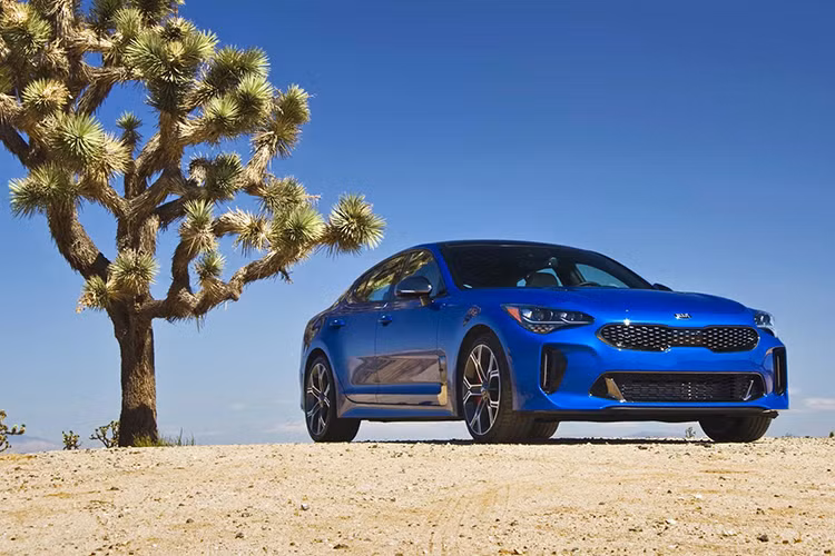 Mẫu xe ôtô Kia Stinger 2018 mới đầu tiên của thương hiệu xe hơi Hàn Quốc từng được vén màn tại triển lãm Detroit diễn ra tại Mỹ hồi đầu năm nay. Đến nay, mặc dù chưa chính thức được tung ra thị trường nhưng giá bán của sedan này đã được hãng xe ôtô Kia tại thị trường Mỹ công bố.