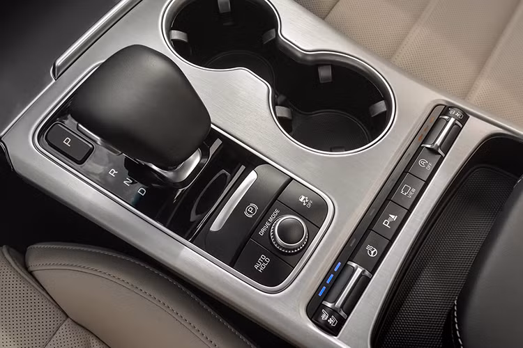 Ở phiên bản tiêu chuẩn, xe được trang bị khối động cơ 4 xi-lanh 2.0L tăng áp cho công suất tối đa 255 mã lực, mô-men xoắn cực đại 352 Nm. Hộp số tự động 8 cấp. Khách hàng có thể thêm tùy chọn hệ dẫn động 4 bánh toàn thời gian cho Kia Stinger mới với mức giá khoảng 2.200 USD.