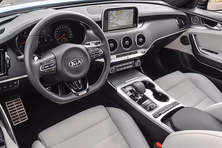 Xe sở hữu kích thước dài x rộng lần lượt là 4.831 x 1.869, chiều dài cơ sở 2.905 mm. Diện mạo của mẫu xe mới nhà Kia ấn tượng với đường nét thiết kế sắc sảo, thể thao. Đặc biệt phần đuôi xe nổi bật với cánh lướt gió rộng, ăng-ten vây cá mập trên nóc và 2 cụm ống xả kép tinh tế.