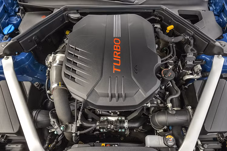 Tiếp đến là bản GT mạnh mẽ hơn với động cơ V6 3.3T, khối động cơ này cho công suất tối đa 365 mã lực, mô-men xoắn cực đại 509 Nm. Khả năng tăng tốc từ 0-100 km/h trong 5,1 giây và đạt vận tốc tối đa 269 km/h.