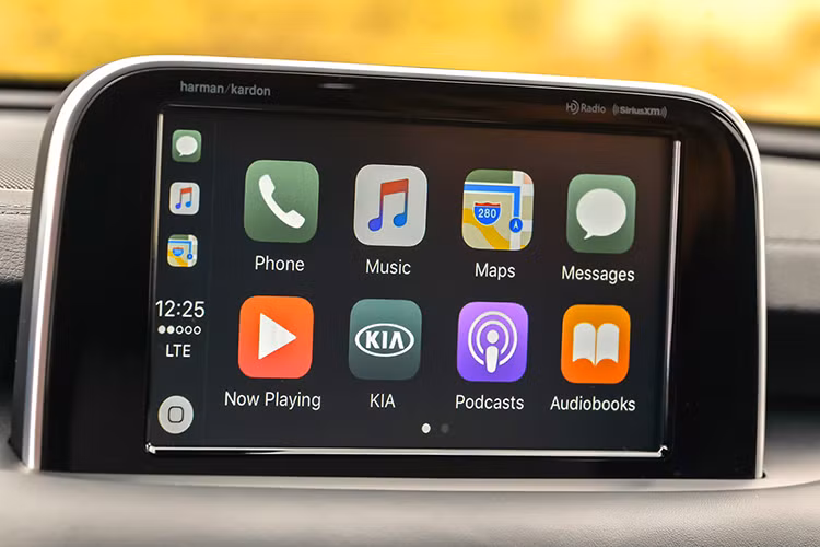 Kia Stinger phiên bản 2018 cũng là mẫu xe từng được được thử nghiệm tại tại đường đua Nurburgring nổi tiếng ở Đức mới đây, nó là sản phẩm do hai hãng Hyundai và Kia đã cùng nhau xây dựng. Không chỉ mạnh mẽ trong vận hành, Kia Stinger 2018 còn là một mẫu xe thực dụng với khoang hành lý rộng không thua kém xe hatchback.