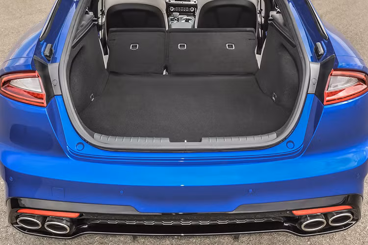 Cao cấp hơn là phiên bản Kia Stinger Premium 2.0T, phiên bản này sẽ được hãng xe hàn Quốc trang bị thêm một số tùy chỉnh với tính năng hiện đại hơn như đèn pha LED, cửa sổ trời, màn hình hiển thị 7 inch phía sau vô-lăng, màn hình giải trí 8 inch đặt tại trung tâm bảng điều khiển.