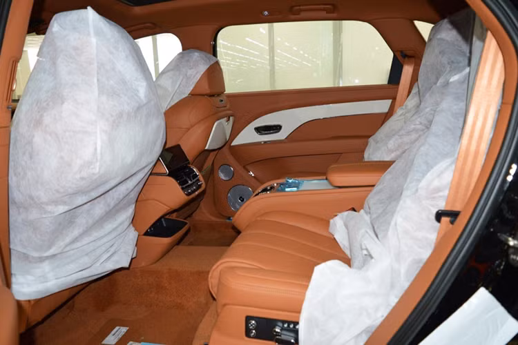 Xe được trang bị ghế bọc da cao cấp hoạ tiết kim cương, đèn nền chiếu sáng điều chỉnh theo tâm trạng, hệ thống sưởi vô lăng và hỗ trợ đánh lái điện tử. Ngoài ra, cửa sổ trời của xe cũng được tinh chỉnh, rời về sau 125 mm. Tùy chọn ghế thương gia cao cấp Bentley Airline Seat cho phép hành khách có thể tùy chỉnh tư thế ghế ngồi thông qua màn hình cảm ứng đi kèm, điều chỉnh 22 hướng, khả năng ngả 40 độ...