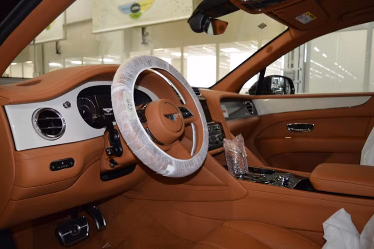 Là mẫu xe siêu sang, dành cho giới thượng lưu, khoang cabin của Bentley Bentayga EWB 2024 mới tràn ngập da, gỗ cao cấp. Không gian nội thất của xe có thể được cá nhân hóa với hơn 24 tỷ tổ hợp tùy chọn khác nhau, giúp khách hàng dễ dàng thể hiện mong muốn của bản thân.