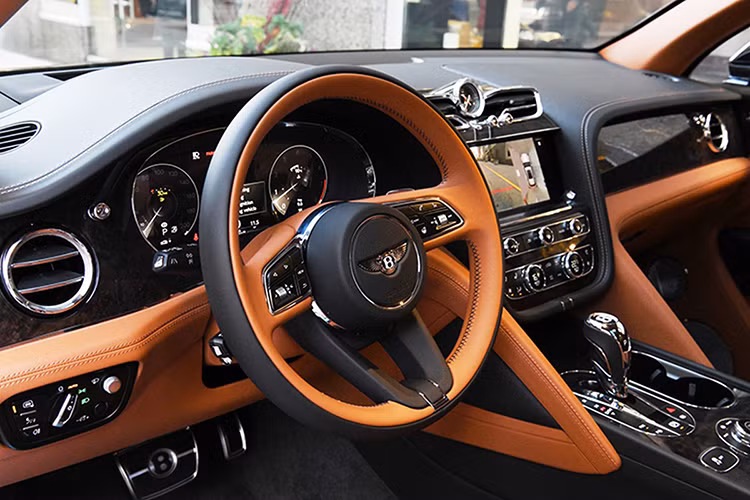 Bentley Bentayga EWB sử dụng khối động cơ xăng V8, tăng áp, dung tích 4.0L, sản sinh công suất tối đa 542 mã lực và mô-men xoắn cực đại 770 Nm như bản tiêu chuẩn. Sức mạnh này giúp chiếc xe SUV siêu sang có thể tăng tốc từ vị trí xuất phát lên 100 km/h trong 4,6 giây trước khi đạt vận tốc tối đa 290 km/h.