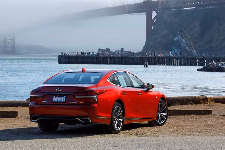 Hiện tại, LS là dòng xe cao cấp nhất của Lexus. Ra mắt lần đầu vào năm 1989, LS cũng là mẫu xe đánh dấu sự xuất hiện của thương hiệu Lexus và "đối đầu" với các đối thủ Đức như Mercedes S-Class, Audi A8 hay BMW 7 Series. Tuy nhiên với thế hệ LS mới nhất, Lexus đặt tham vọng lớn là "vượt mặt" những đối thủ này.