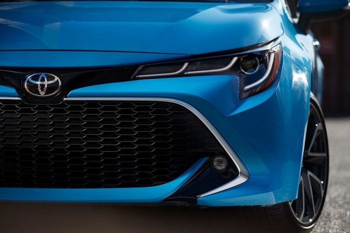 Corolla hatchback 2019 sở hữu thiết kế theo ngôn ngữ Keen Look và Under Priority mới của Toyota. Ở trước, phần đầu xe nổi bật với lưới tản nhiệt kích thước lớn, kèm theo 2 đèn pha LED hình chữ J xếp nối tiếp độc đáo. Ở phiên bản XSE, Corolla hatchback được trang bị đèn Bi-Beam LED có khả năng thay đổi góc chiếu và luồng sáng.