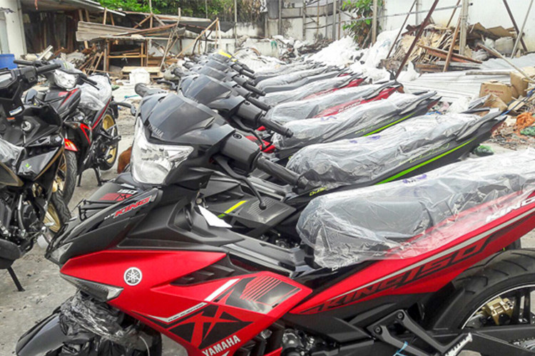 Dù tại thị trường nào thì tất cả các mẫu xe côn tay underbone cỡ nhỏ nhà Yamaha này đều mang chung thiết kế thể thao, đi kèm màu sắc và bộ tem đấu. Tuy nhiên, so với Exciter 150 đang bán tại thị trường Việt Nam, Jupiter MX King 150 có một số điểm thay đổi nhỏ dễ dàng phân biệt.