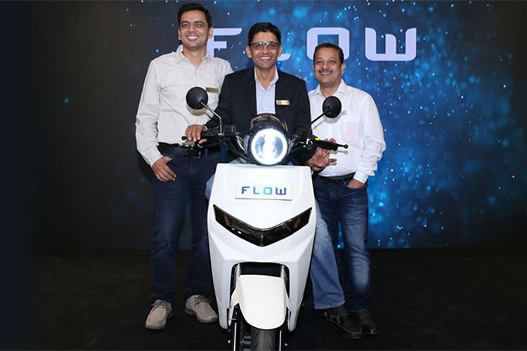 Từng được giới thiệu tại triển lãm Auto Expo 2018 diễn ra vào hồi tháng 2 vừa qua tại Ấn Độ, mẫu xe máy chạy điện mang cái tên 22 Motors Flow đã tạo ấn tượng mạnh với người tiêu dùng khi sở hữu khả năng vận hành lâu dài và tầm hoạt động lên đến 160km cho một lần xạc.