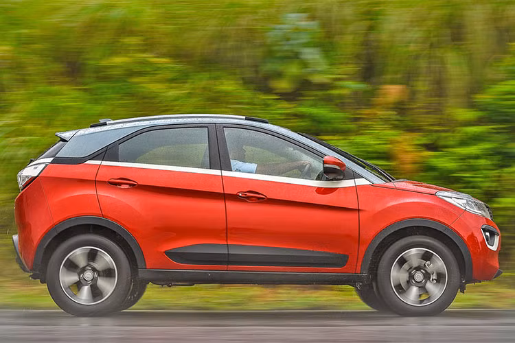 Về thiết kế, Tata Nexon XMA 2018 không có nhiều sự thay đổi lớn so với trước. Xe vẫn là chiếc SUV “lai” coupe với ngôn ngữ thiết kế “Impact” của Tata, tuy nhiên phiên bản mới được bổ sung thêm nhiều chi tiết và màu sắc mạnh mẽ và sang trọng hơn người tiền nhiệm.