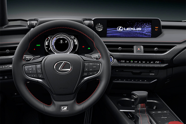 Xe được trang bị hàng loạt công nghệ an toàn hiện đại, đặc biệt là tổ hợp công nghệ “Lexus Safety System+”. Tính năng đáng chú ý như hệ thống hỗ trợ đâm va PCS (Pre-Collision System) có thể đoán nhận được người đi bộ phía trước xe vào ban đêm. Radar của PCS cũng có thể đoán nhận được người đi xe đạp trong điều kiện ban ngày.
