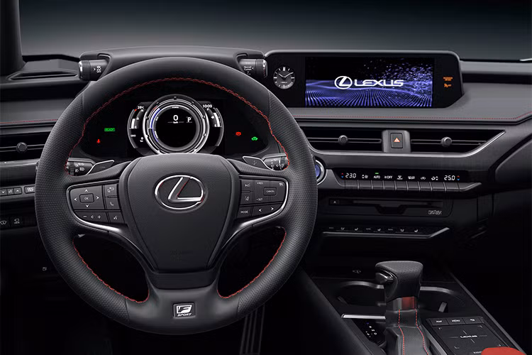 Xe được trang bị hàng loạt công nghệ an toàn hiện đại, đặc biệt là tổ hợp công nghệ “Lexus Safety System+”. Tính năng đáng chú ý như hệ thống hỗ trợ đâm va PCS (Pre-Collision System) có thể đoán nhận được người đi bộ phía trước xe vào ban đêm. Radar của PCS cũng có thể đoán nhận được người đi xe đạp trong điều kiện ban ngày.