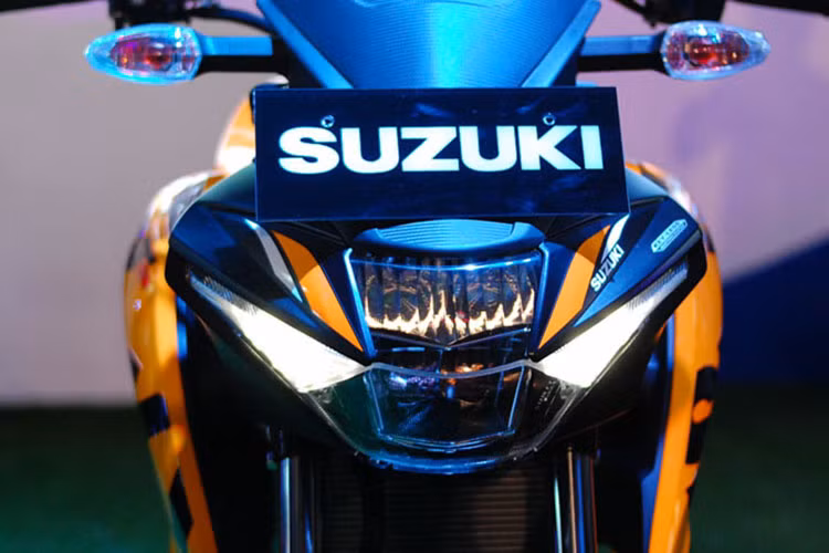 GSX-S150 phiên bản mới này cũng thừa hưởng thiết kế đầy sắc sảo từ "người anh em" sportbike. Sự tương đồng về kiểu dáng giữa hai mẫu xe được thể hiện rõ nhất ở phần đầu GSX-S150, với đèn pha LED thiết kế dạng tầng, hầm hố hơn đước "bê nguyên" từ GSX-R150.