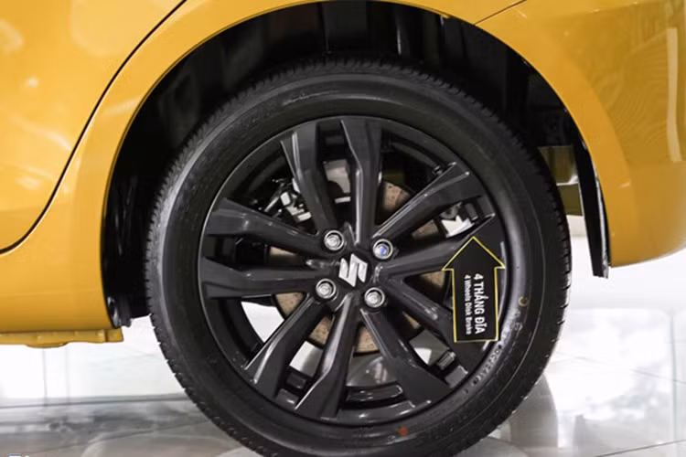 Xe được trang bị vành hợp kim đường kính 16 inch, sơn đen bóng. Hệ thống treo trước McPherson với lò xo trụ, giảm chấn thủy lực. Điểm khác biệt giữa phiên bản RS và bản thường là cụm phanh đĩa phía sau, trong khi bản thường dùng phanh tang trống. Xe có chống bó cứng thắng ABS. Giảm chấn sau lò xo trụ và piston thủy lực.