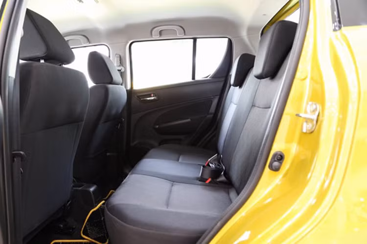 Hàng ghế thứ hai của xe được thiết kế đủ chỗ cho ba người lớn. Tuy nhiên không quá thoải mái với những người cao trên 1,7 m bởi đây là dòng xe hạng B, cỡ nhỏ. Không gian chứa đồ phía sau khá rộng nhờ hàng ghế thứ hai có thể gập tỷ lệ 60:40. Trong cốp có đèn chiếu sáng.