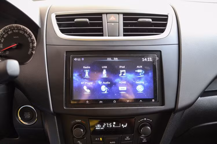 Bảng điều khiển trung tâm của xe bao gồm màn hình màu 7 inch có cảm ứng khá nhạy. Bảng táp-lô đơn giản do các nút bấm được gom vào màn hình trung tâm. Tính năng an toàn trên xe gồm hai túi khí phía trước, dây an toàn ba điểm.