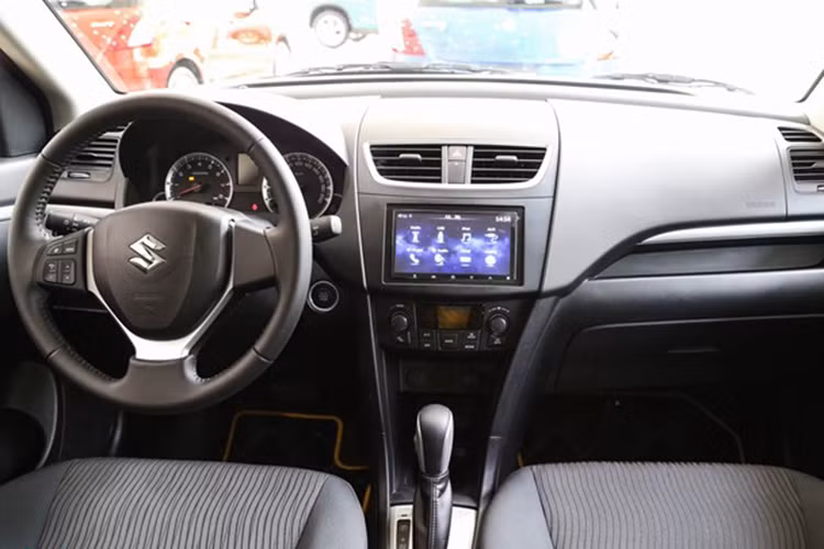 Nội thất Swift được thiết kế đơn giản với ghế bọc nỉ ddiều chỉnh dạng cơ và các chi tiết nhựa giả da. Trong khi vô-lăng được bọc da cùng những đường chỉ khâu tay. Nút điều chỉnh âm lượng và chuyển kênh nằm trên tay lái nên tài xế không bị mất tập trung khi điều khiển.